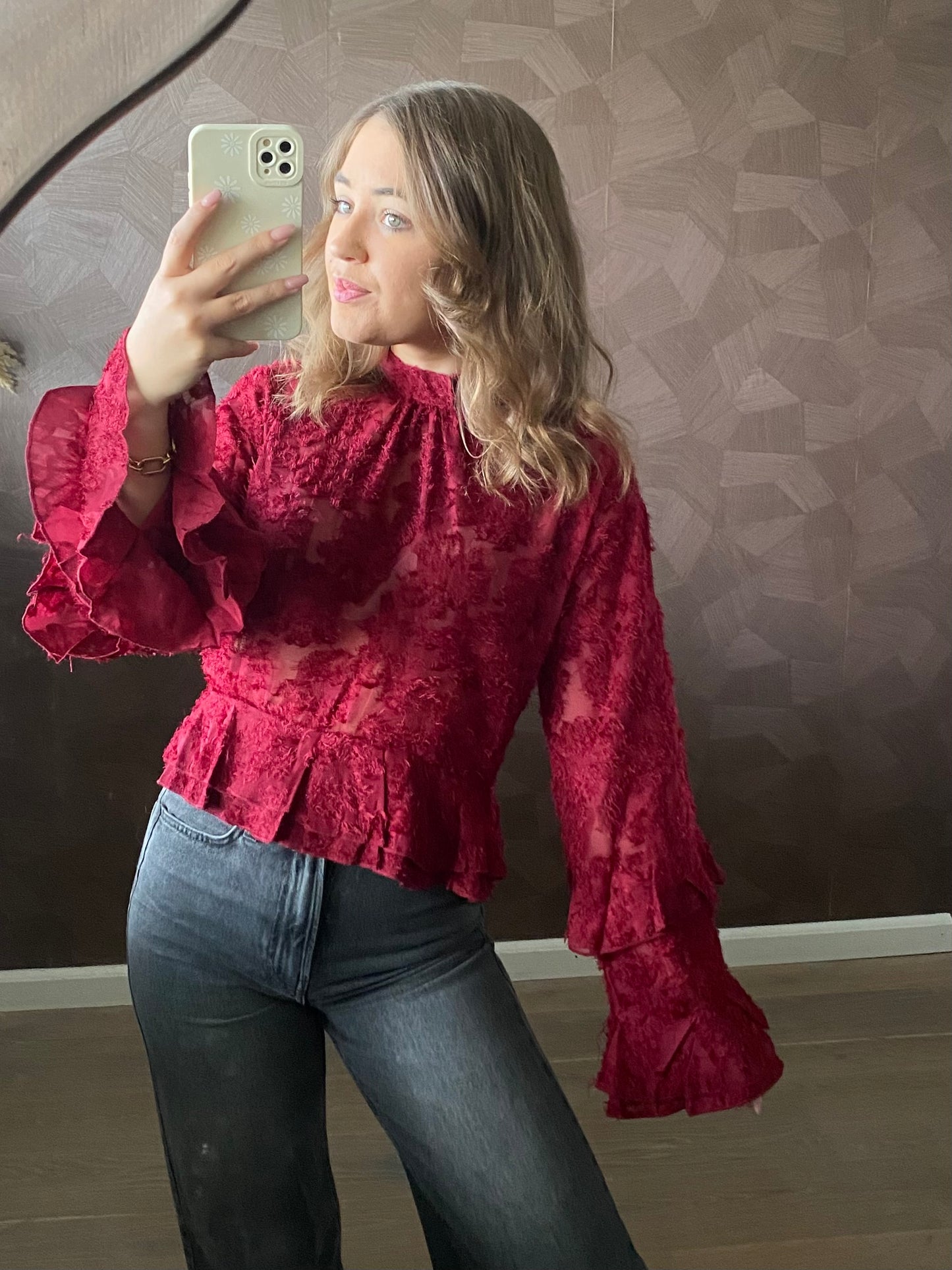 Chique blouse in donkerrood met vrouwelijke ruches