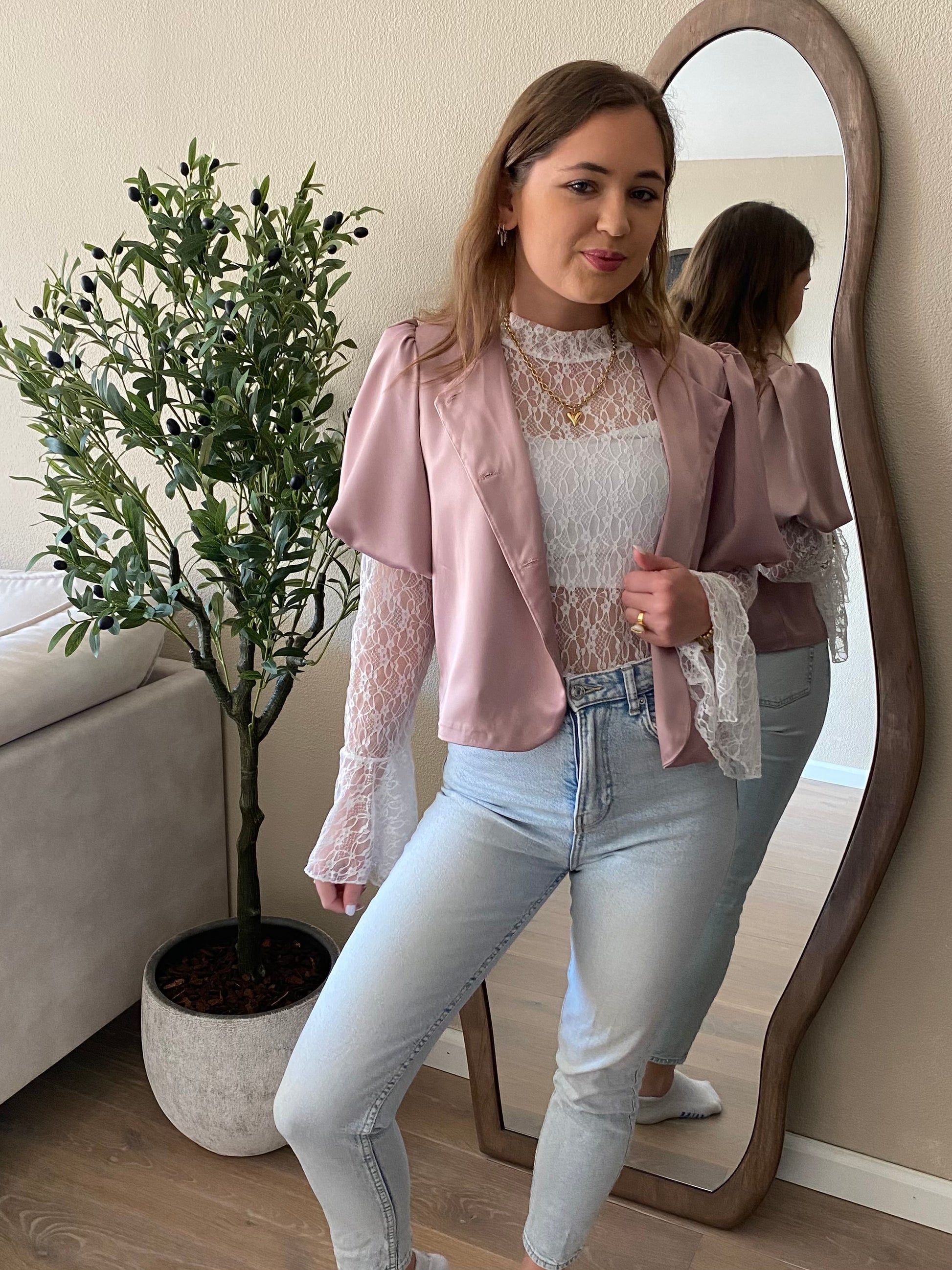 Satijnachtige top met gouden details en korte pofmouwen