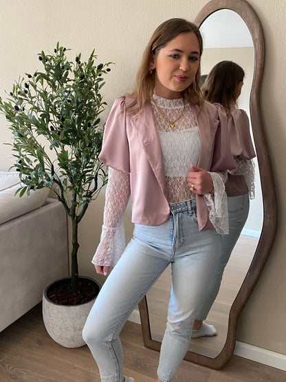 Satijnachtige top met gouden details en korte pofmouwen