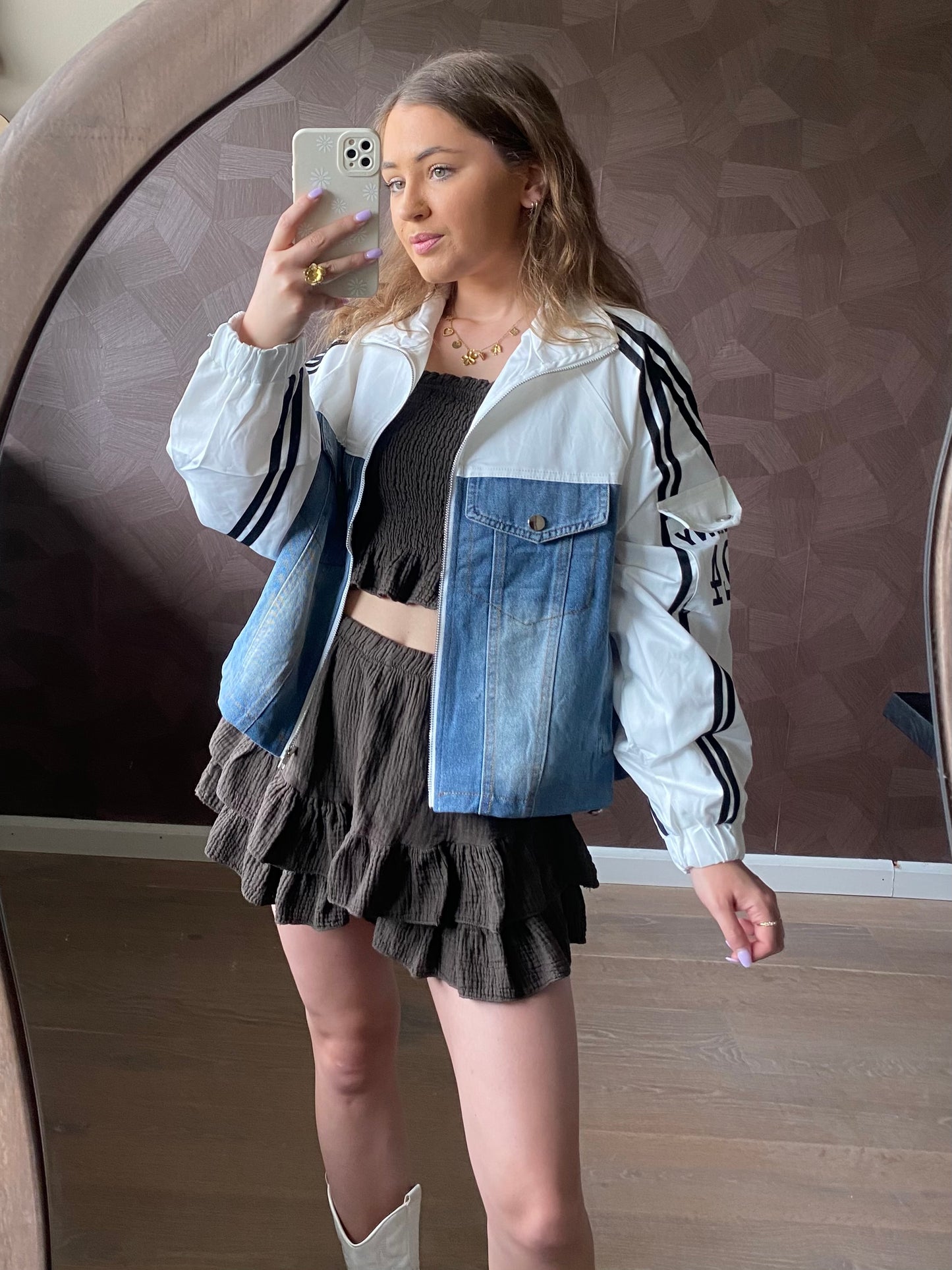 model draagt wit met spijker jasje als outfit statement