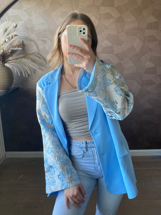 Stijlvolle lichtblauwe blazer met jacquard mouwen en moderne pasvorm
