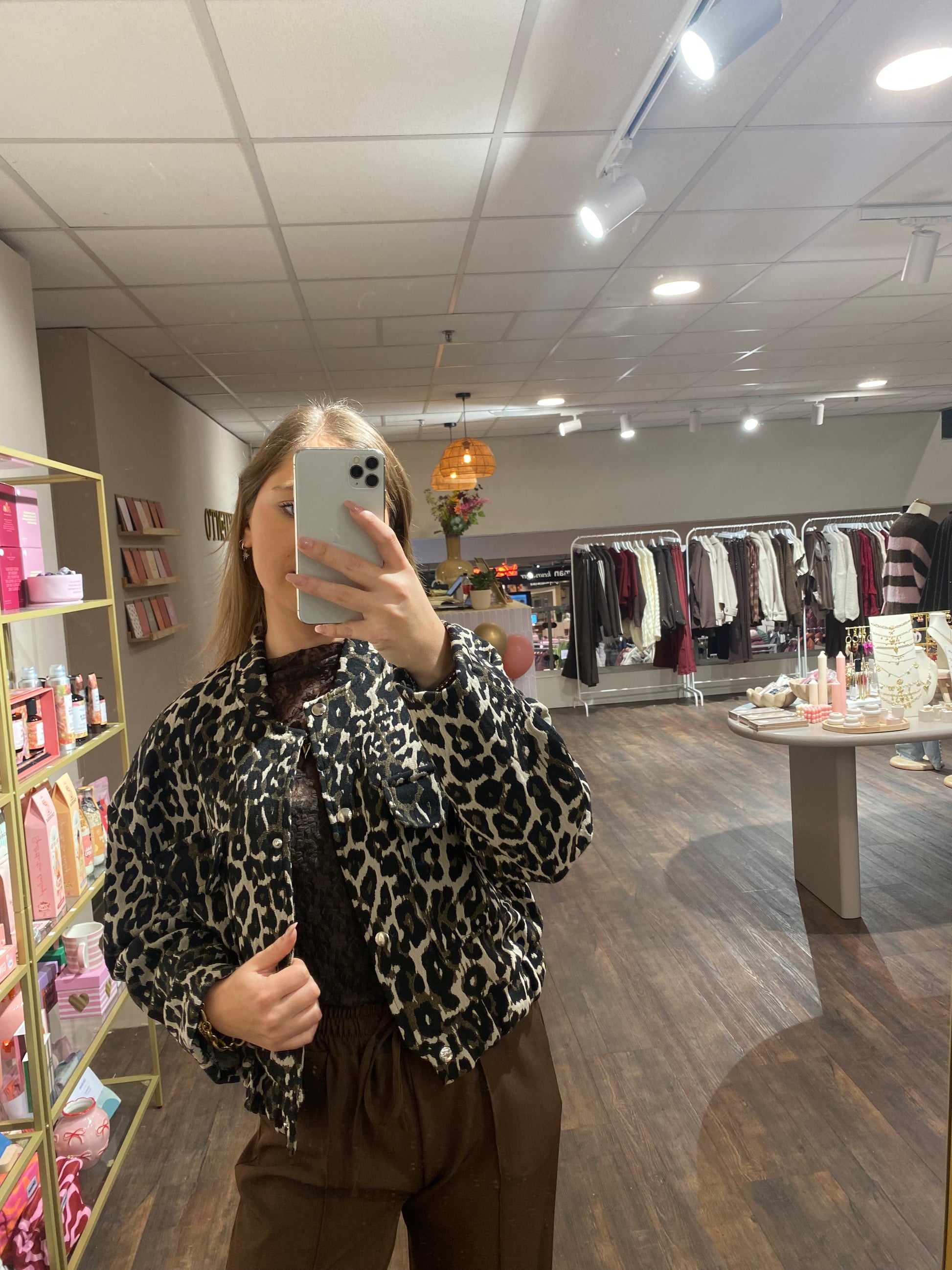 Elegant leopard blazer jasje met subtiele knoopdetails.