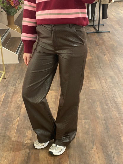 Dames leren broek, edgy en stylish met opvallende textuur.