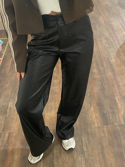 Dames leren broek, edgy en stylish met opvallende textuur.