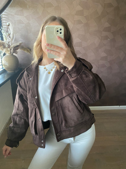 Bruin suède jasje, stoer en stijlvol voor casual looks