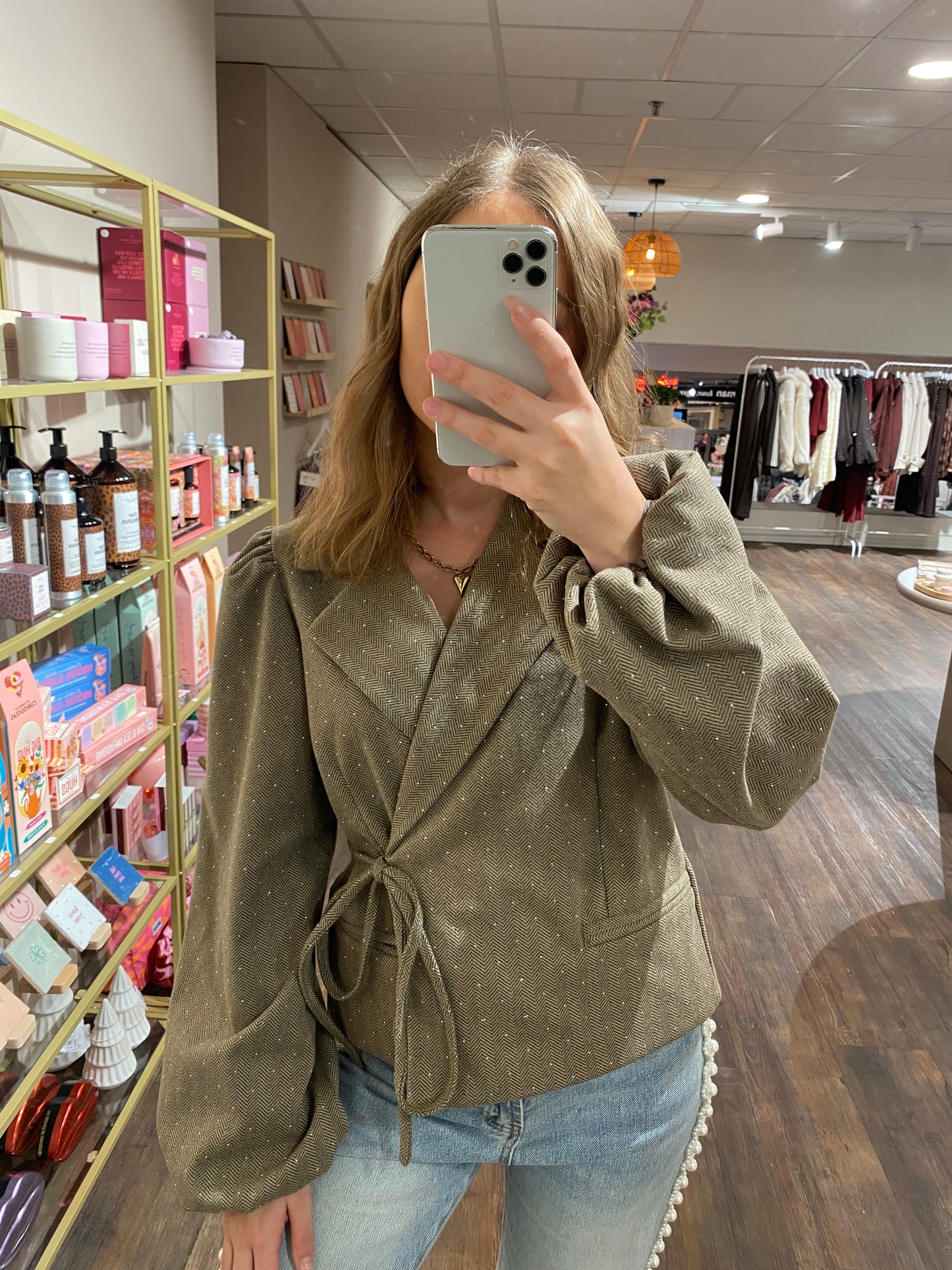 Taupe blazer met visgraatpatroon en strass details, stijlvol en veelzijdig