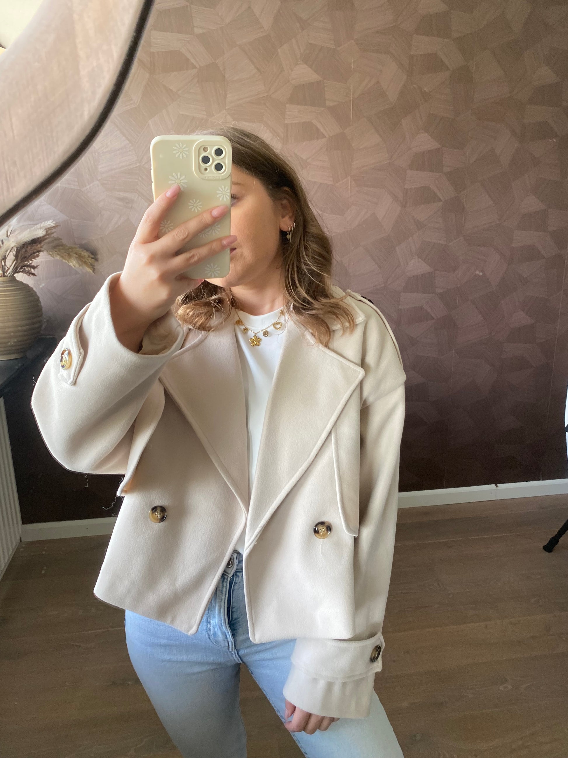 Beige trenchcoat cropped, perfect voor een fashionable look