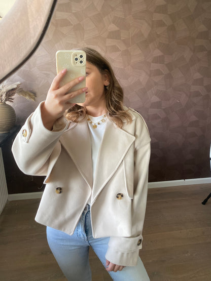 Beige trenchcoat cropped, perfect voor een fashionable look
