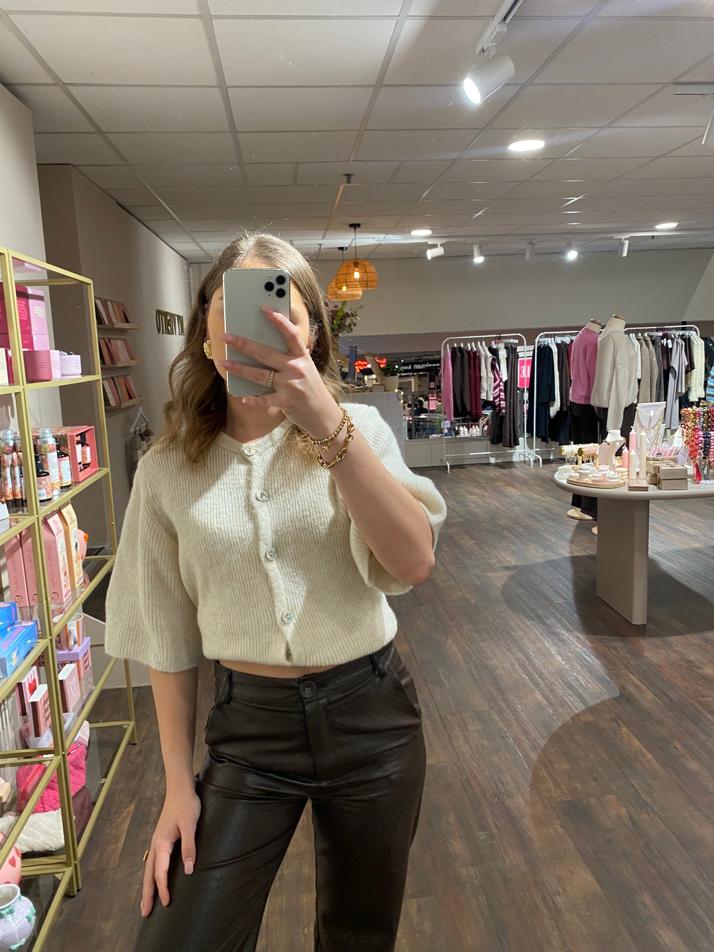 Must-have creme knit cardigan, chic en veelzijdig te combineren.