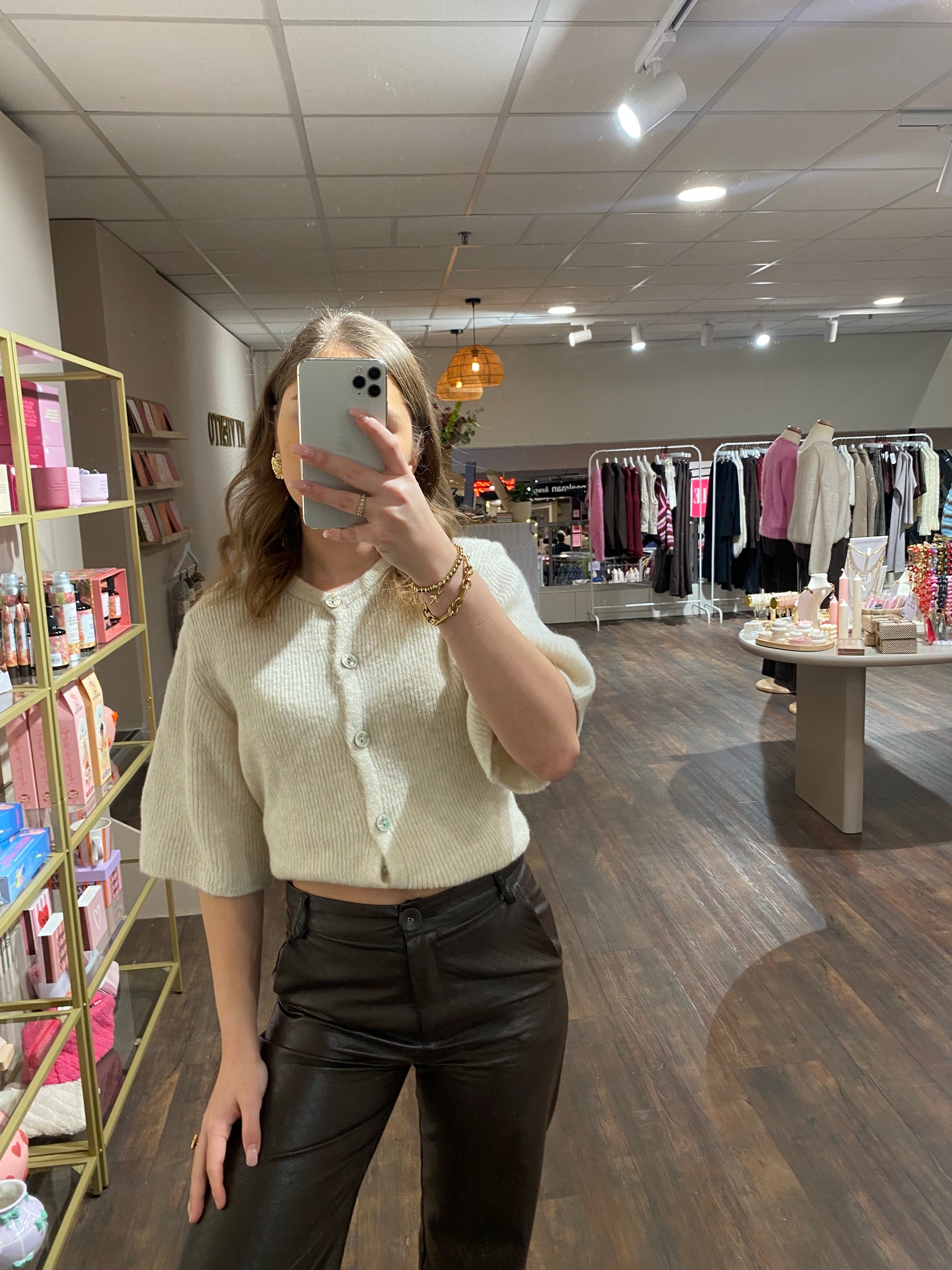 Must-have creme knit cardigan, chic en veelzijdig te combineren.