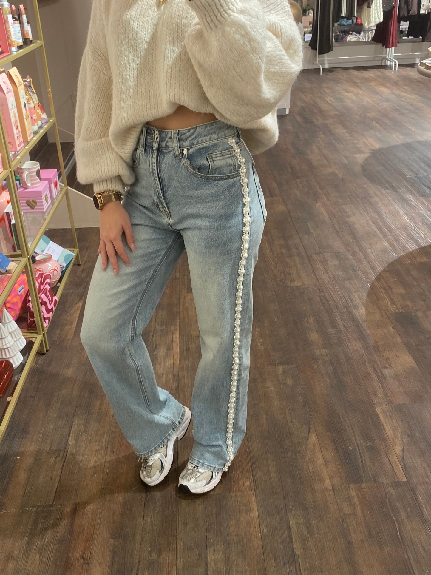 Trendy blauwe wide leg jeans met subtiele pareldetails, ideaal voor iedere outfit.