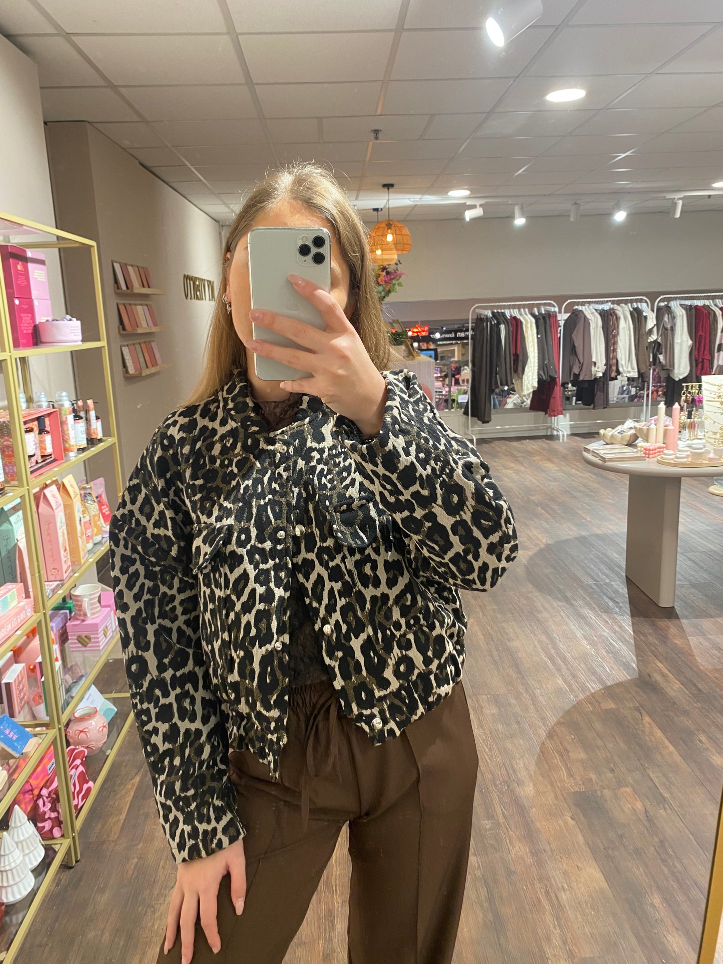 Elegant leopard jasje met subtiele knoopdetails.