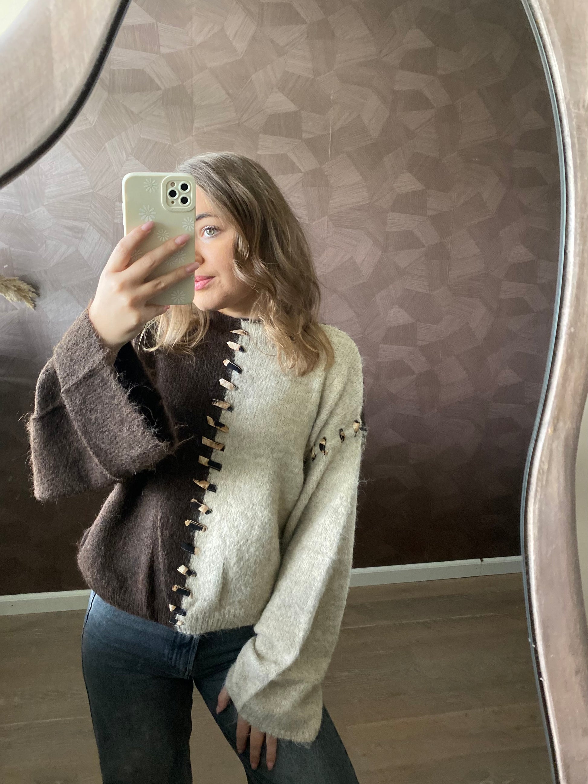 Trui in beige en bruin met speelse touwtjes aan de voorkant