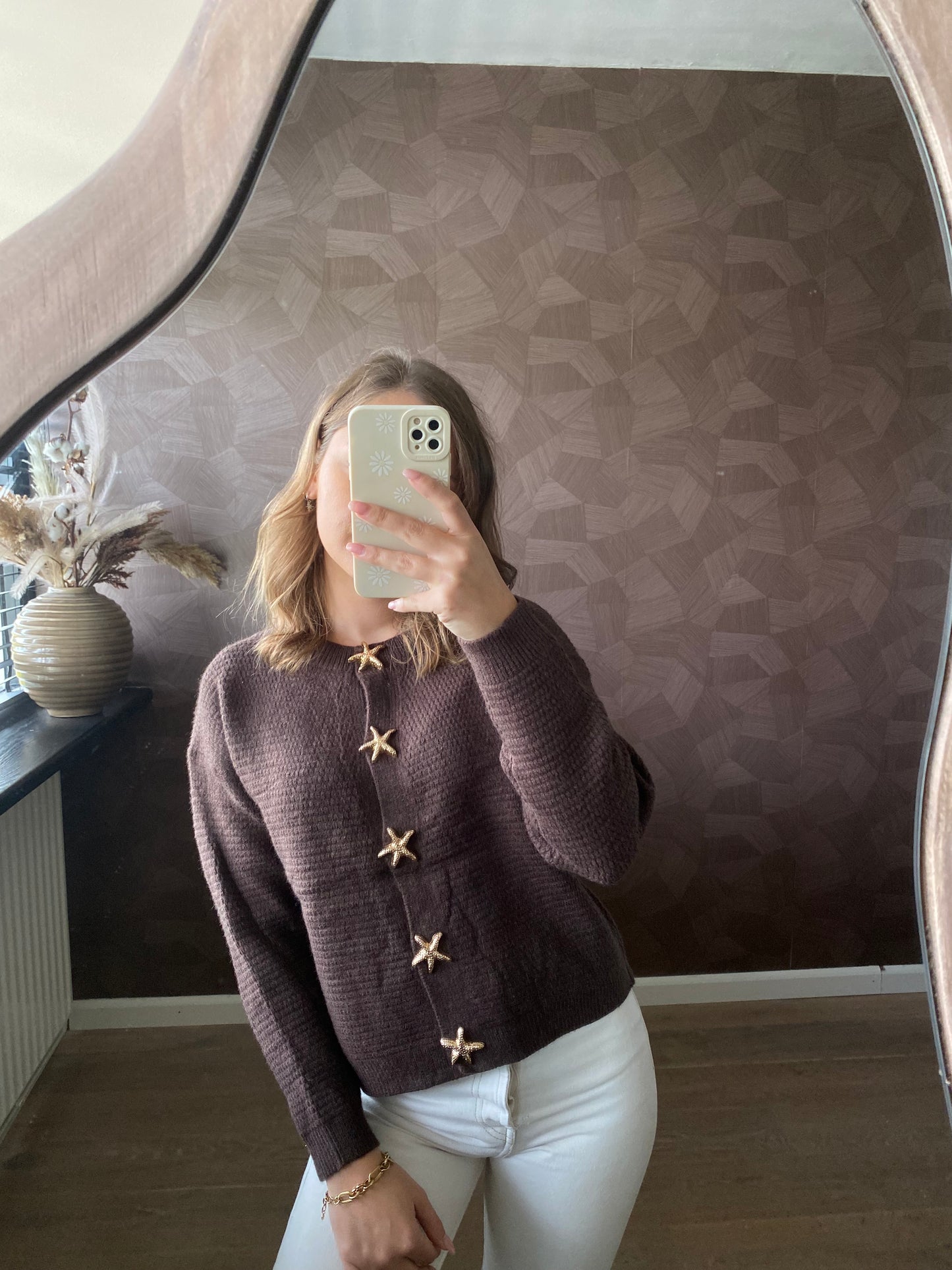 bruin vest met unieke gouden zeesterren knoopjes, speels en chic