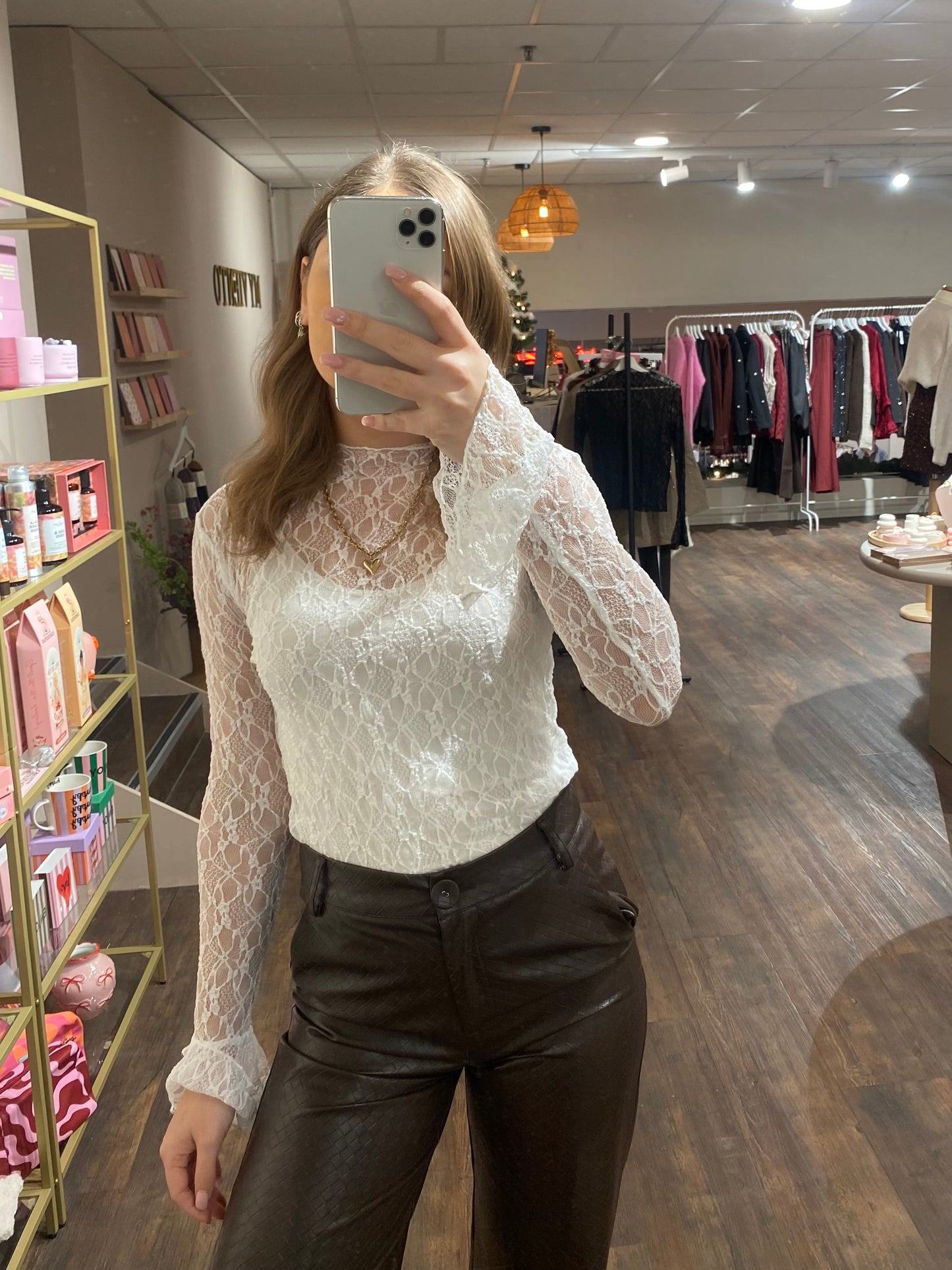 Witte kanten top met lange mouwen, perfect als baselayer