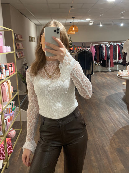 Witte kanten top met lange mouwen, perfect als baselayer