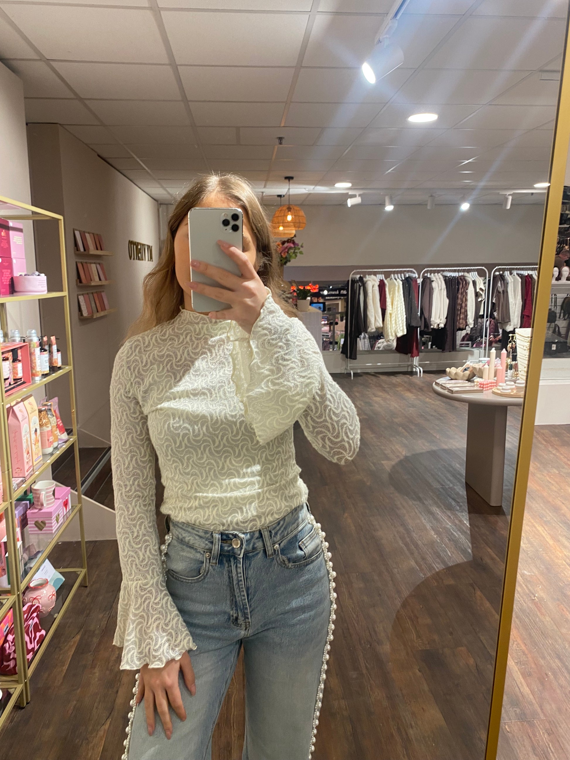 Witte lace top met subtiele glitter en flare mouwen, elegant en chic.