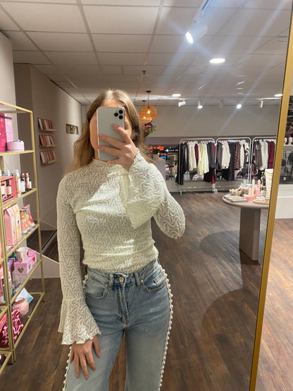 Witte lace top met subtiele glitter en flare mouwen, elegant en chic.