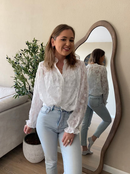 Witte blouse met bloemstructuur – perfect voor de lente