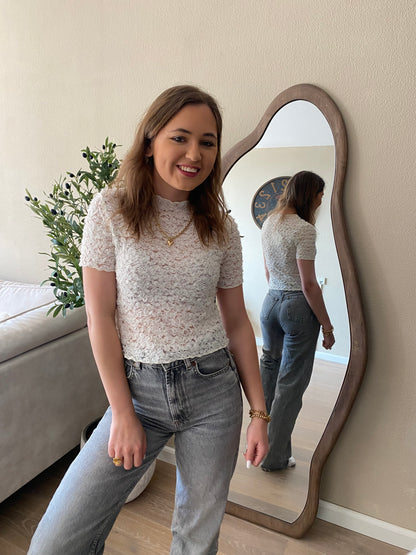 Witte kanten top met korte mouwtjes – ideaal voor elke look