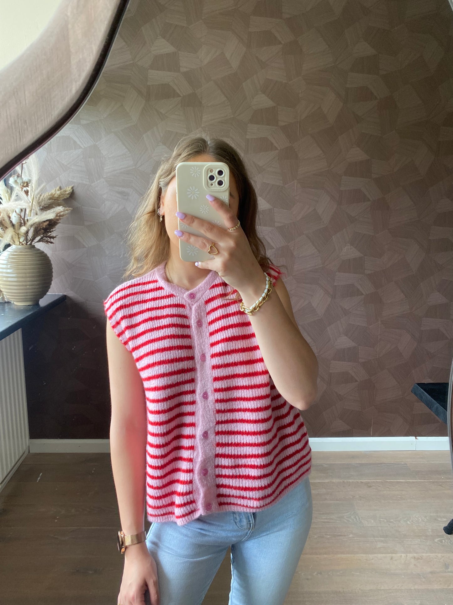 Zacht gebreid gilet zonder mouwen in vrolijke kleuren – zomerse knitwear voor vrouwen