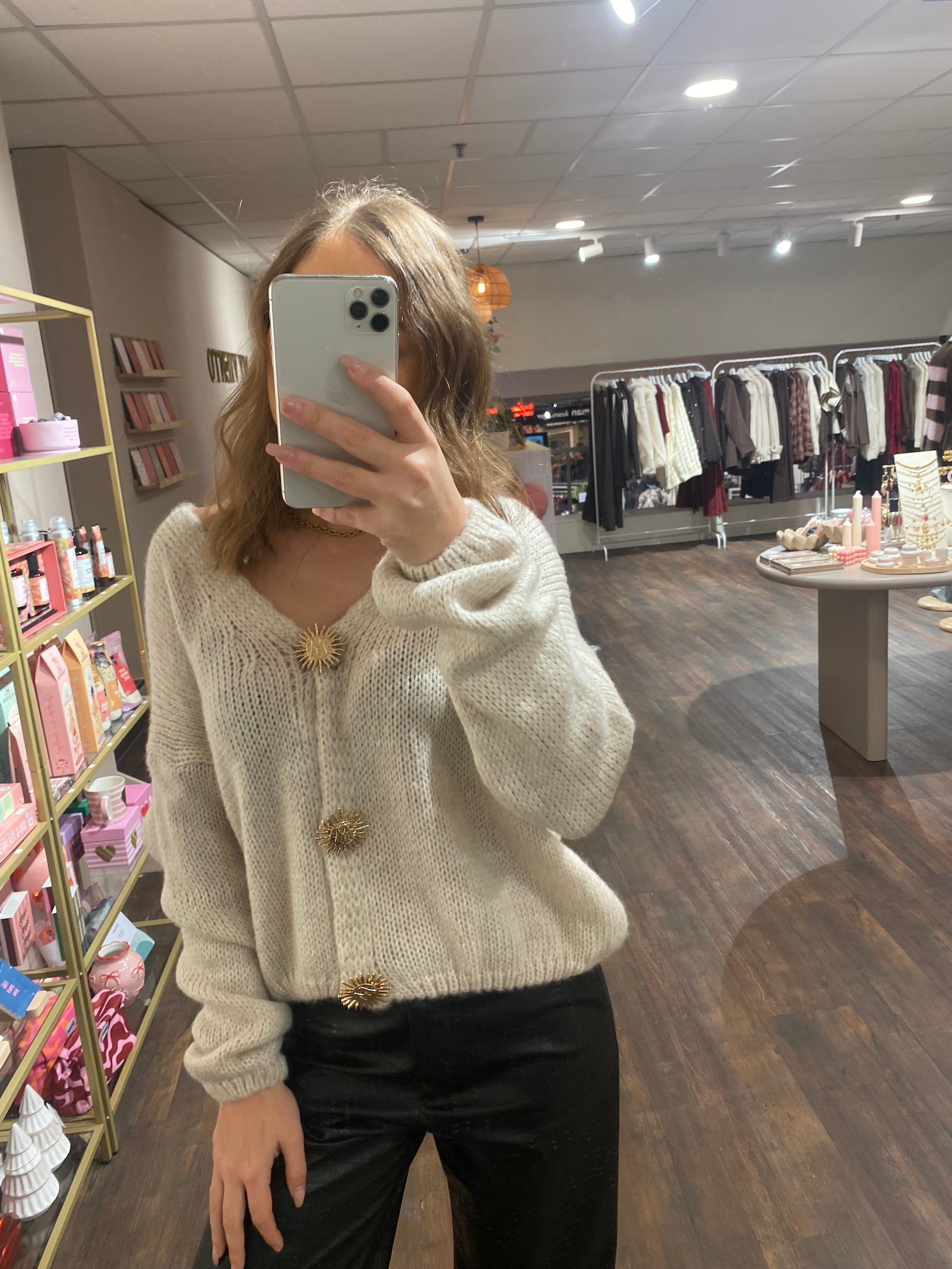 Zachte knittrui met gouden details, perfect voor elke outfit.