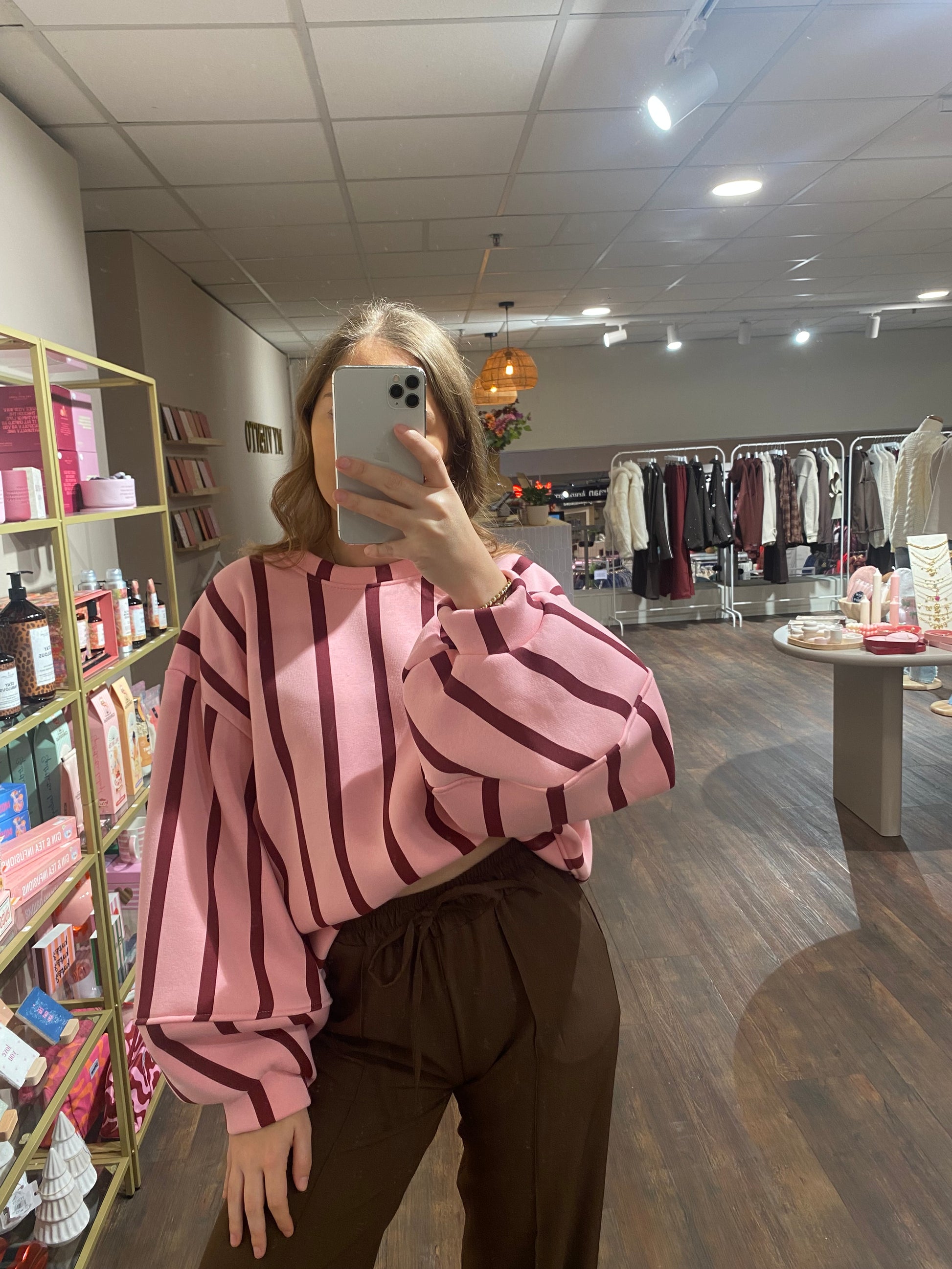 Oversized ballonmouwen trui, roze met bordeaux accent, cozy en trendy.