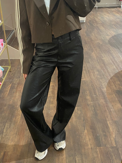 Zwarte leren broek met croco textuur, stoer en chic voor dames.