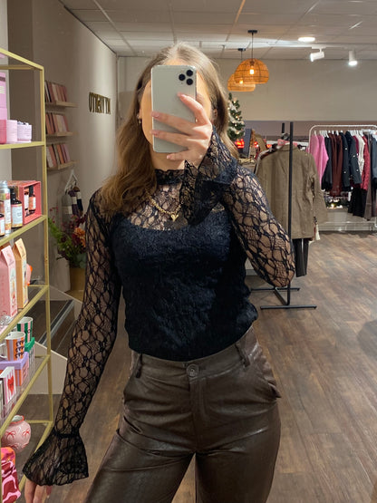 Dames top in zwart kant, perfect voor feestjes of casual-chic outfits.