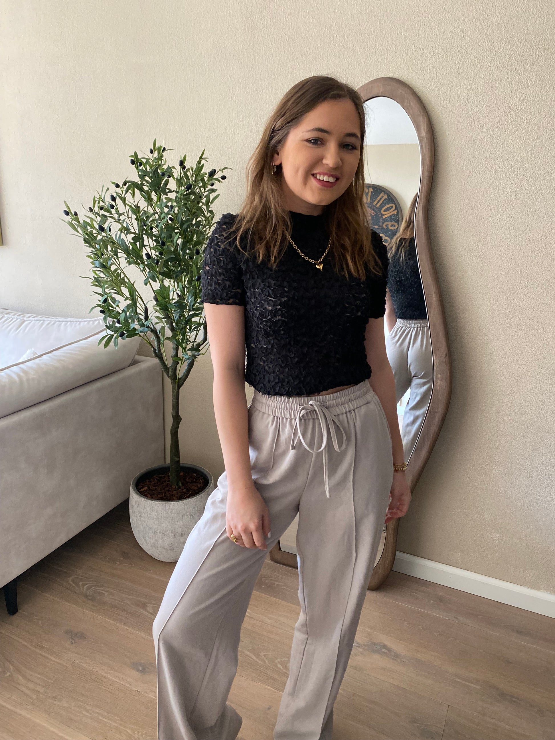 Zwarte kanten top met korte mouwen – elegant en veelzijdig