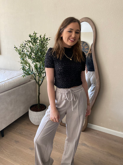 Zwarte kanten top met korte mouwen – elegant en veelzijdig