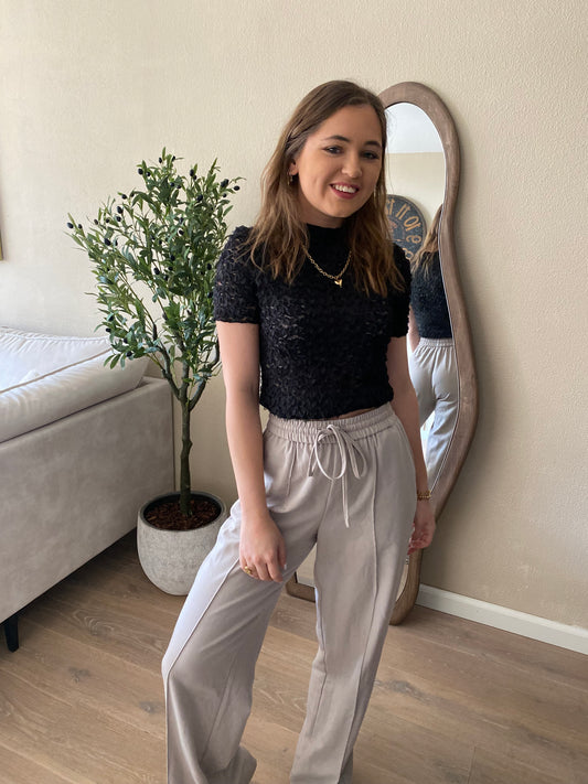 Zwarte kanten top met korte mouwen – elegant en veelzijdig